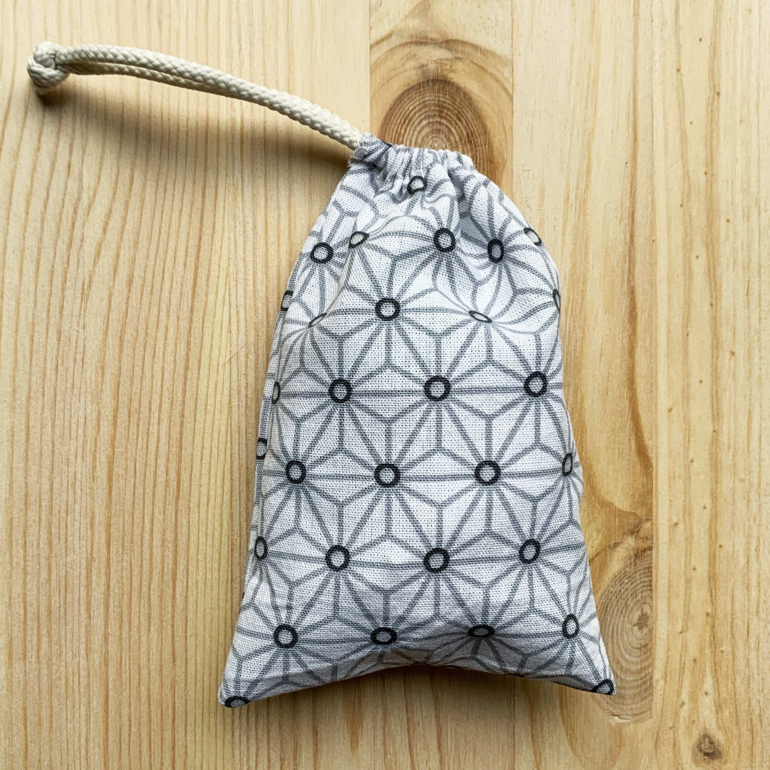 Petit sac à vrac imprimé géométrique blanc, gris et bleu marine