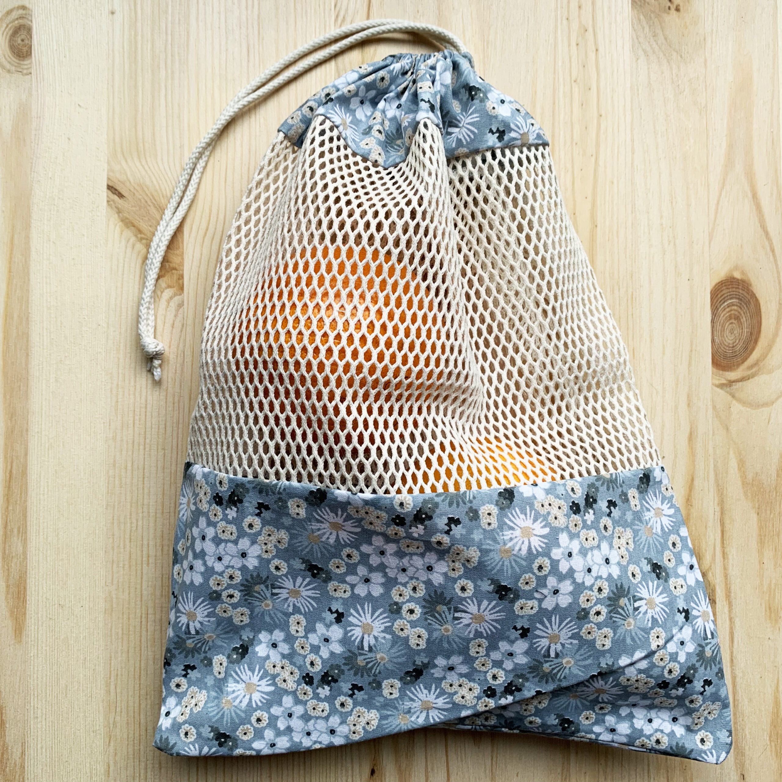 Sac à légumes et à fruits imprimé fleuri gris, blanc et beige